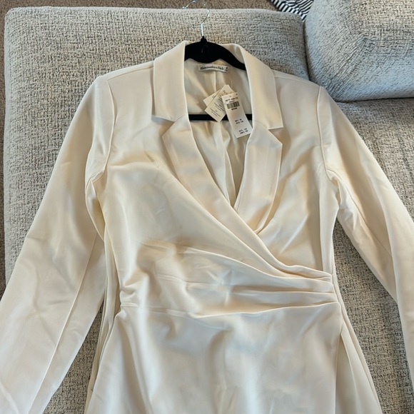 Dresses & Skirts - Medium cream abercrombie blazer dress